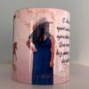 ☕🎨 Caneca de Porcelana com Alça Colorida – Letra Estilizada, Foto e Frase Especial! ✨ - Imagem 2