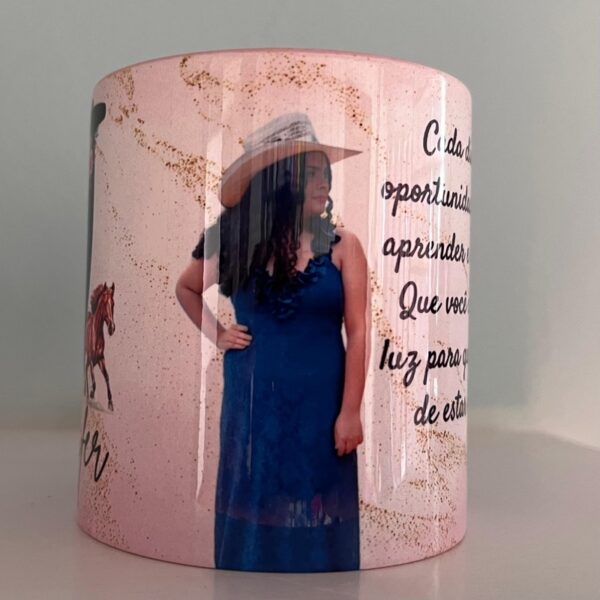 ☕🎨 Caneca de Porcelana com Alça Colorida – Letra Estilizada, Foto e Frase Especial! ✨ - Image 2