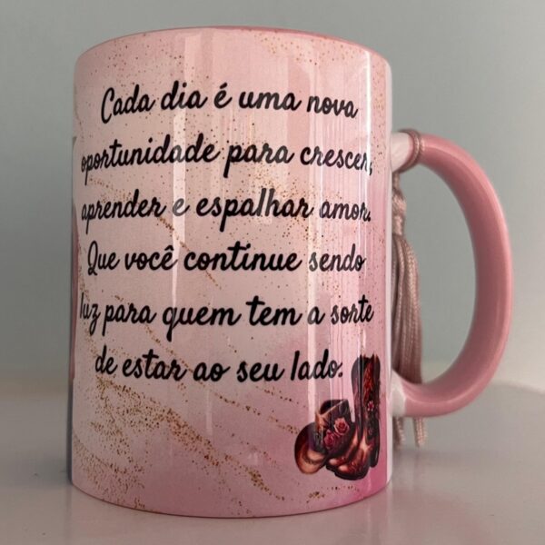 ☕🎨 Caneca de Porcelana com Alça Colorida – Letra Estilizada, Foto e Frase Especial! ✨ - Image 3